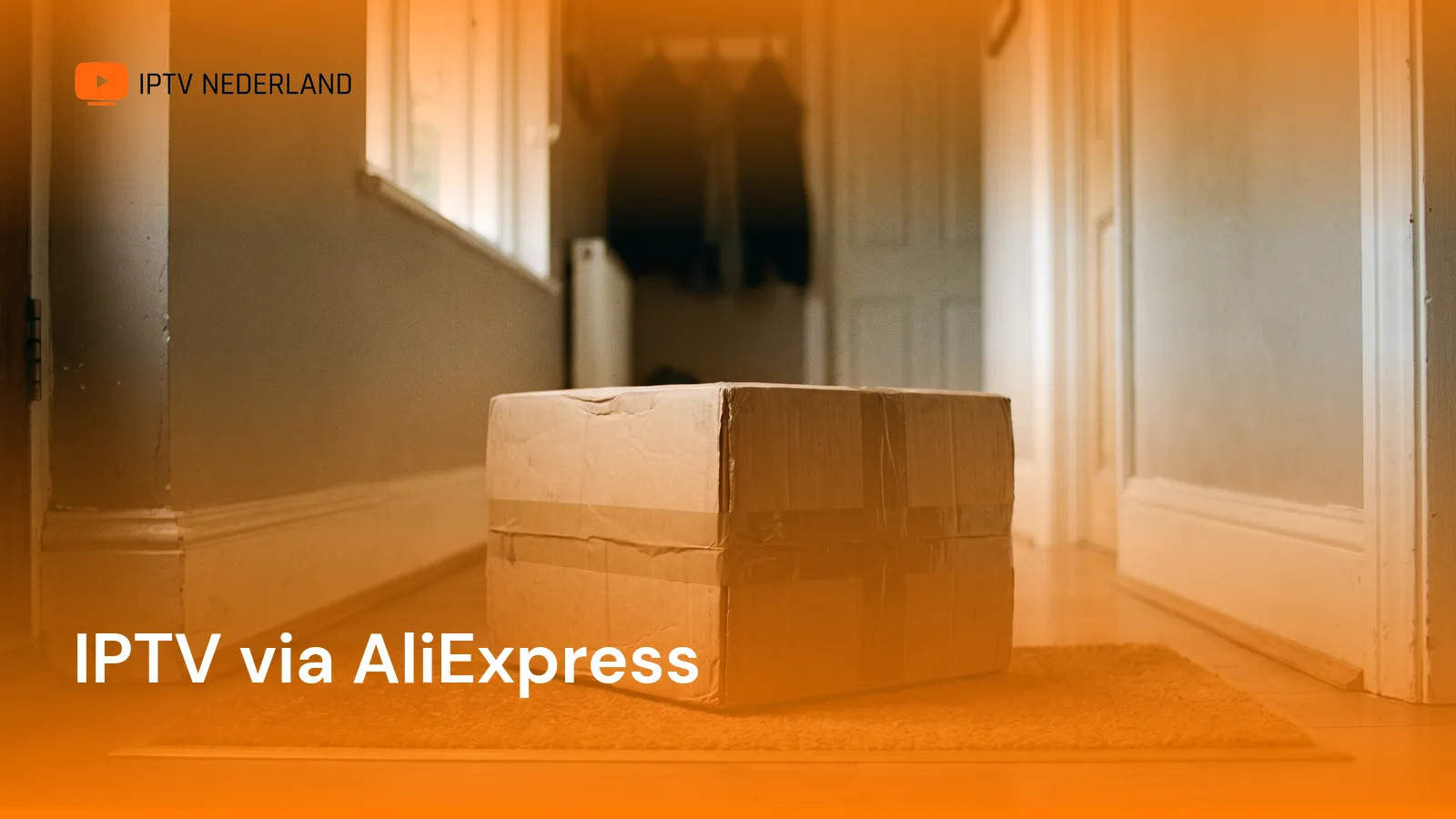 Onbedrukt kartonnen pakketje op een deurmat, met het logo van IPTV Nederland en de titel IPTV via AliExpress